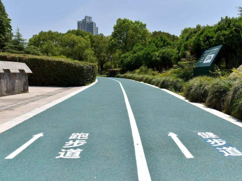 學(xué)校公園塑膠跑道褪色老化嚴(yán)重，有哪些原因？翻新修補(bǔ)注意什么？